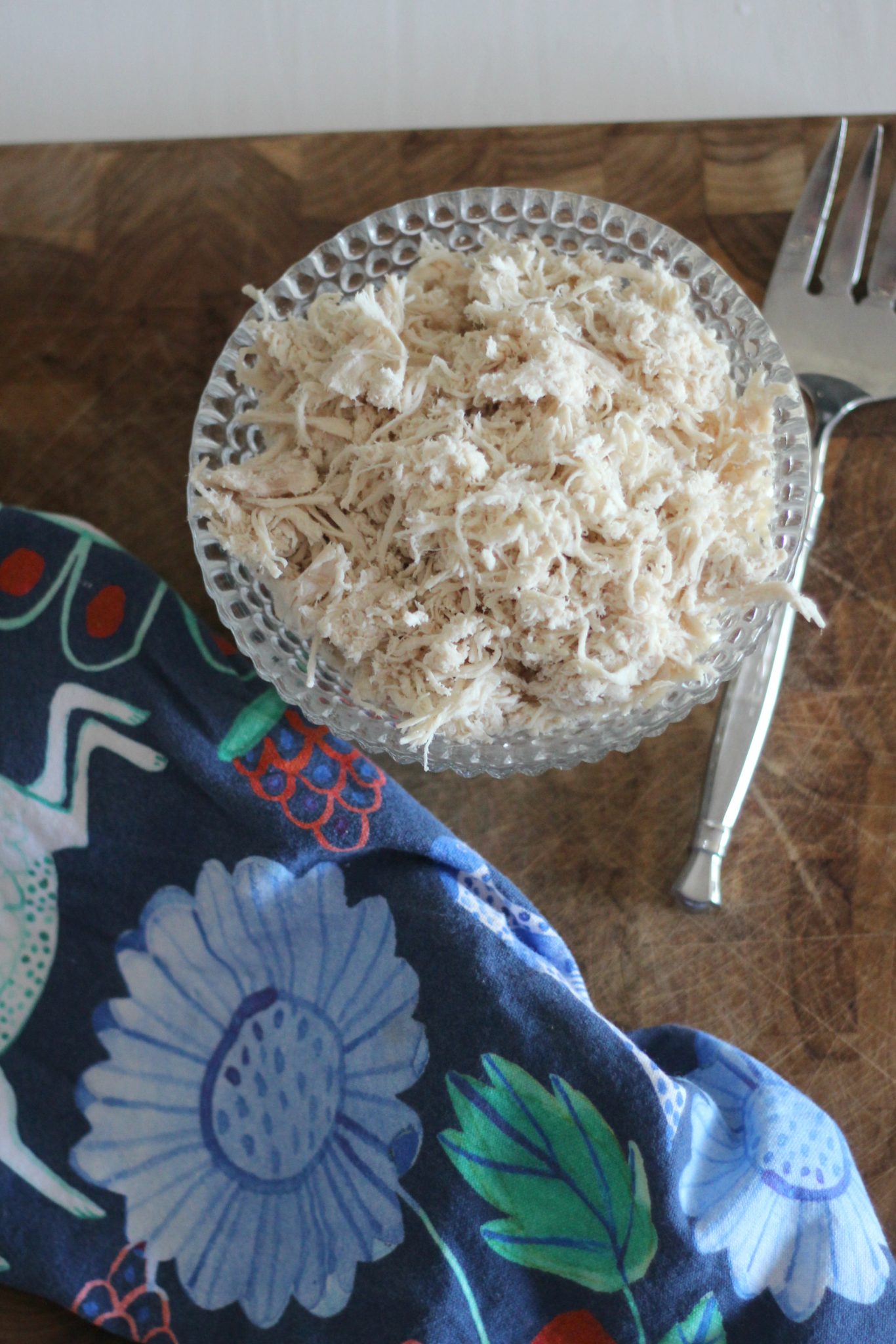 Slow Cooker Shredded Chicken Breast is an easy way to prepare chicken and to have it ready to go for the week. It's perfect for the meal prep for a low carb diet.