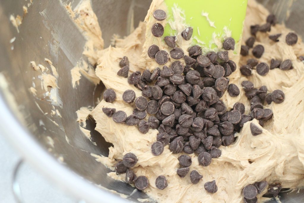 These low carb and keto frozen coffee chip cream cheese bites are the perfect mid-afternoon snack to satisfy your sweet tooth yet are totally sugar free!