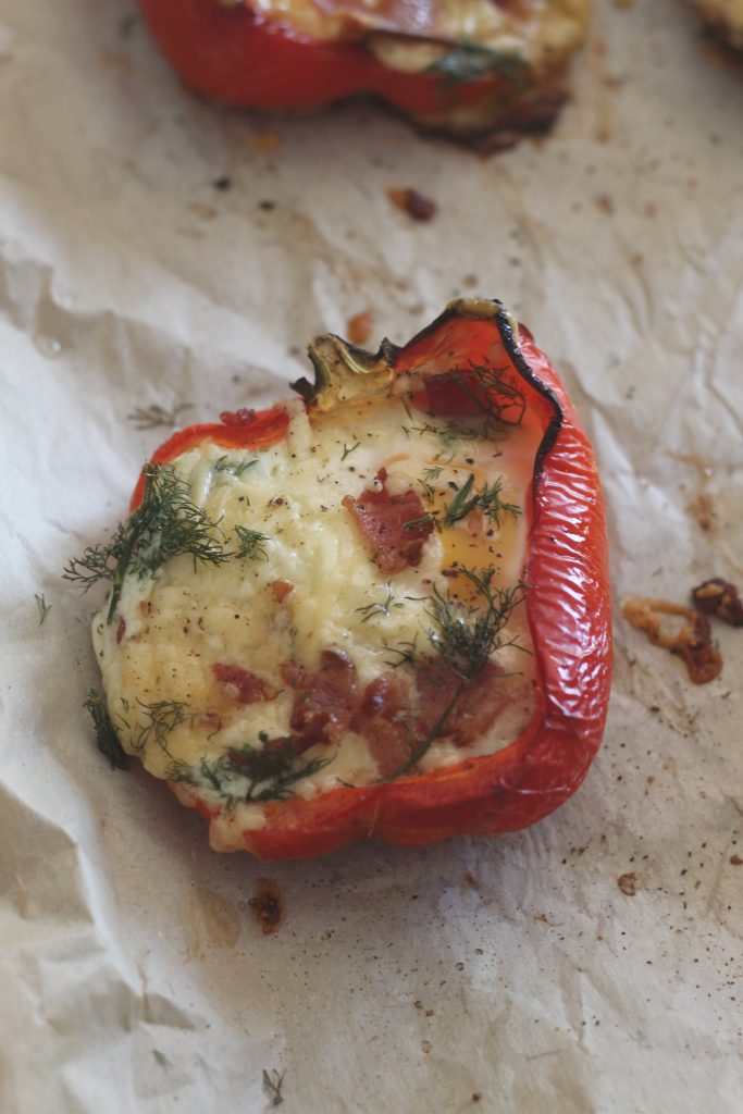 Make these white cheddar, bacon and bell pepper egg boats for your low carb brunch! #keto #ketorecipes #breakfast #brunchrecipes #lowcarb