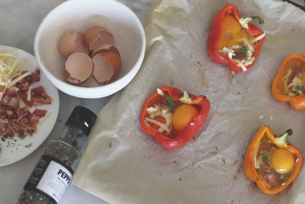 Make these white cheddar, bacon and bell pepper egg boats for your low carb brunch! #keto #ketorecipes #breakfast #brunchrecipes #lowcarb