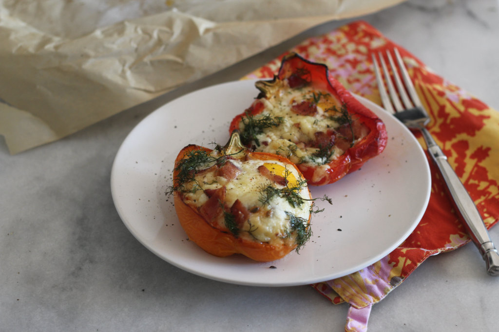 Make these white cheddar, bacon and bell pepper egg boats for your low carb brunch! #keto #ketorecipes #breakfast #brunchrecipes #lowcarb