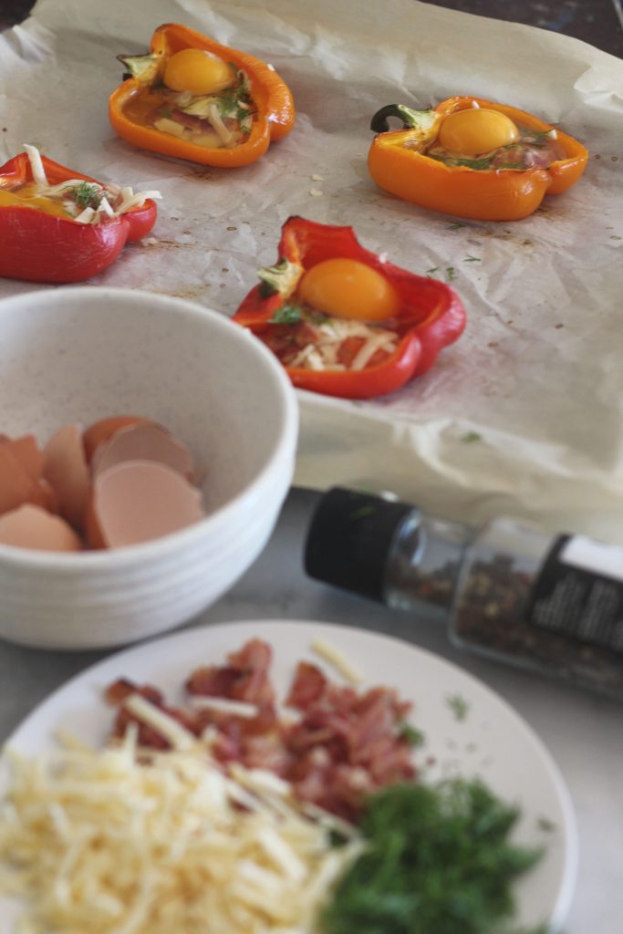 Make these white cheddar, bacon and bell pepper egg boats for your low carb brunch! #keto #ketorecipes #breakfast #brunchrecipes #lowcarb
