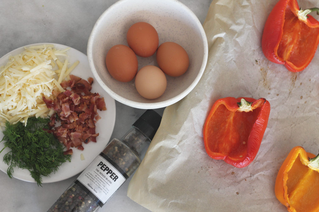 Make these white cheddar, bacon and bell pepper egg boats for your low carb brunch! #keto #ketorecipes #breakfast #brunchrecipes #lowcarb