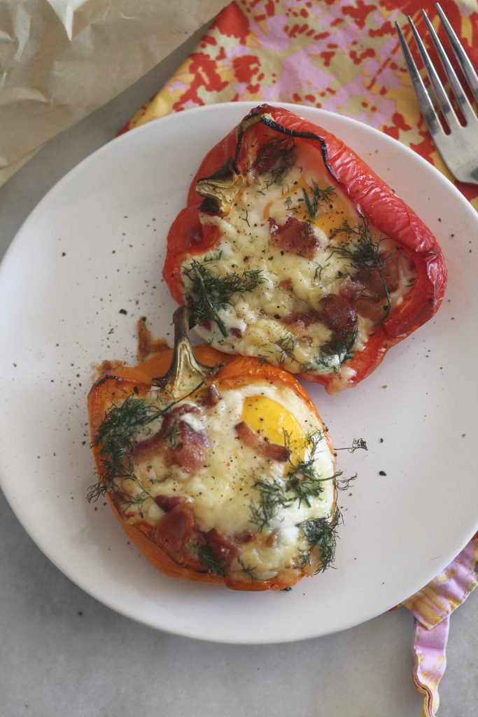 Make these white cheddar, bacon and bell pepper egg boats for your low carb brunch! #keto #ketorecipes #breakfast #brunchrecipes #lowcarb
