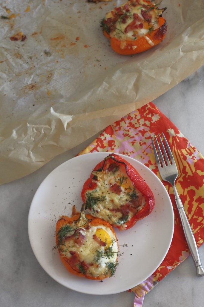Make these white cheddar, bacon and bell pepper egg boats for your low carb brunch! #keto #ketorecipes #breakfast #brunchrecipes #lowcarb