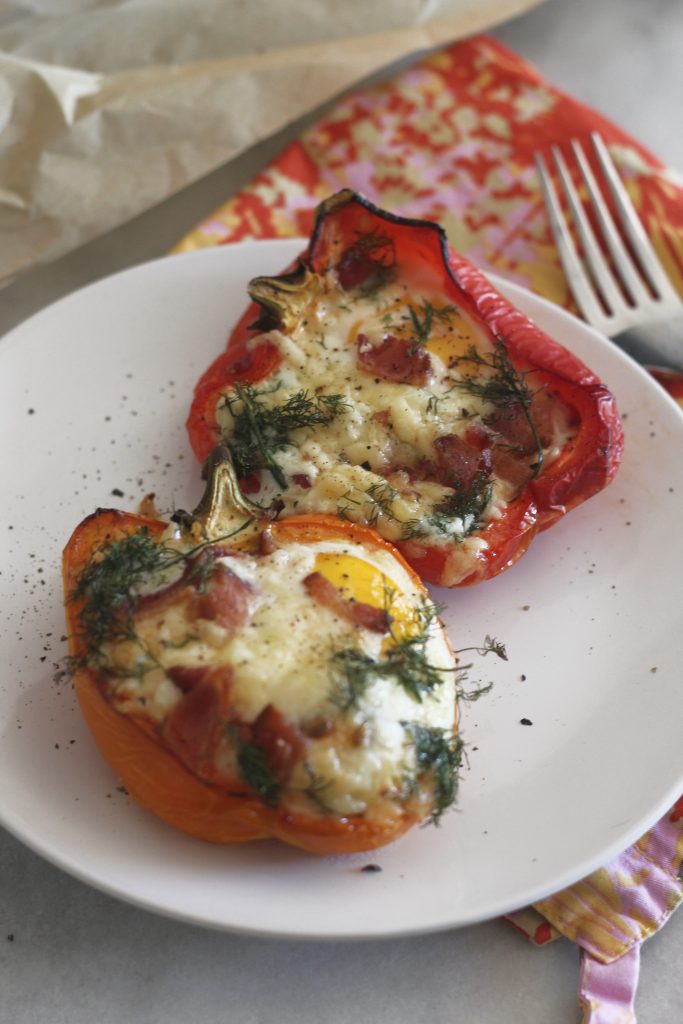 Make these white cheddar, bacon and bell pepper egg boats for your low carb brunch! #keto #ketorecipes #breakfast #brunchrecipes #lowcarb