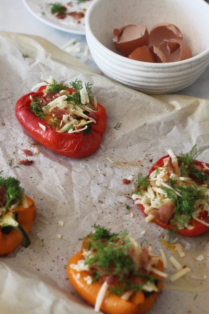 Make these white cheddar, bacon and bell pepper egg boats for your low carb brunch! #keto #ketorecipes #breakfast #brunchrecipes #lowcarb