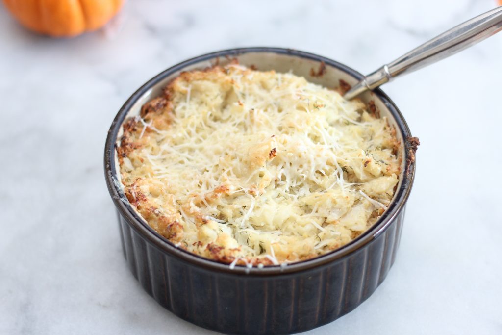 This low carb baked garlic parmesan cauliflower mash is a perfect side dish for Thanksgiving or any meal. #lowcarb #keto #LowcarbThanksgiving #ketothanksgiving #mashedcauliflower