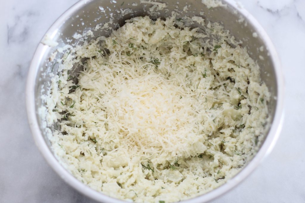 This low carb baked garlic parmesan cauliflower mash is a perfect side dish for Thanksgiving or any meal. #lowcarb #keto #LowcarbThanksgiving #ketothanksgiving #mashedcauliflower