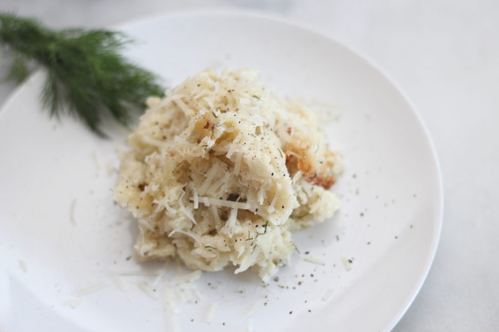 This low carb baked garlic parmesan cauliflower mash is a perfect side dish for Thanksgiving or any meal. #lowcarb #keto #LowcarbThanksgiving #ketothanksgiving #mashedcauliflower
