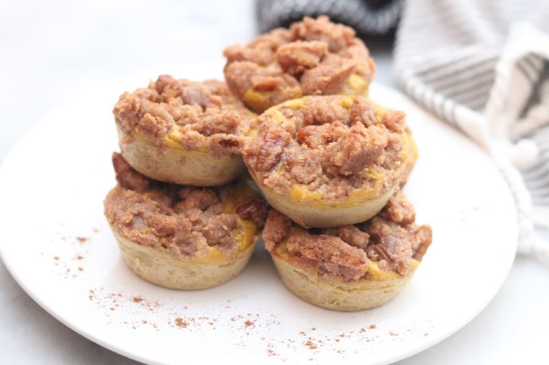 Welcome autumn with these Keto Pumpkin Pie Egg Loaf Muffins! They taste just like pumpkin pie and are delicious with a cinnamon streusel topping!