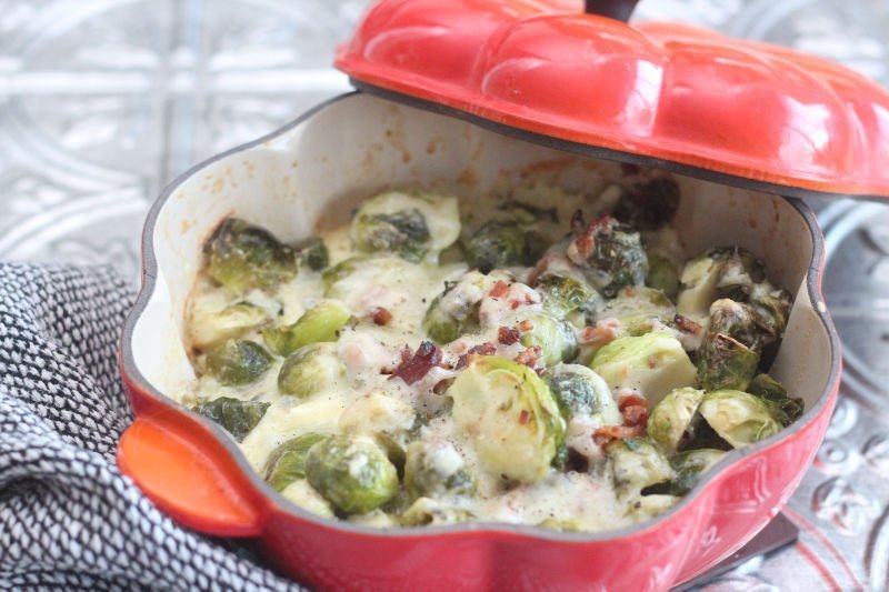 Delicious Brussels sprouts with a cheesy sauce and bacon makes a delicious side dish that everyone will love! Plus, this bacon Brussels sprouts au gratin is easy to make!