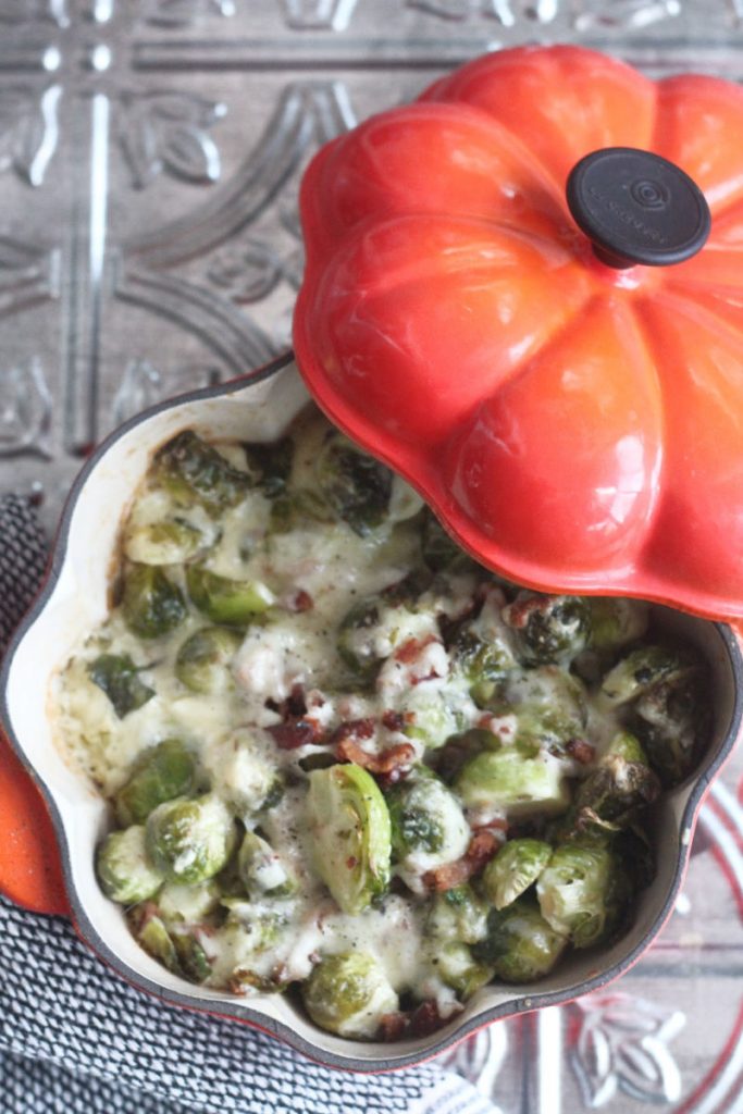 Delicious Brussels sprouts with a cheesy sauce and bacon makes a delicious side dish that everyone will love! Plus, this bacon Brussels sprouts au gratin is easy to make!