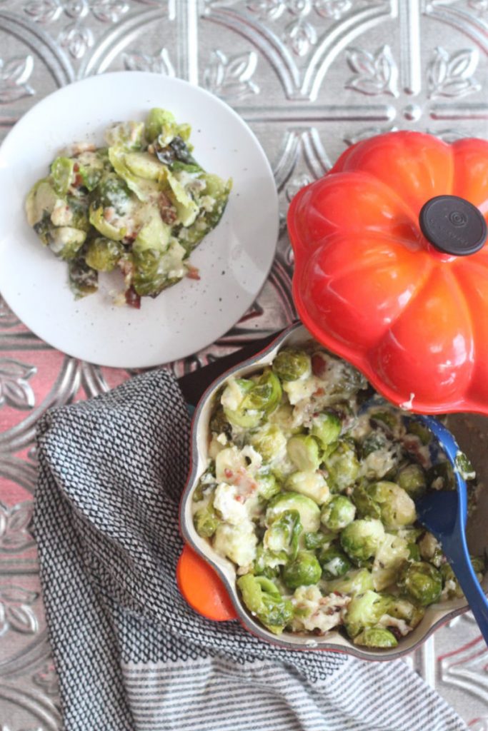 Delicious Brussels sprouts with a cheesy sauce and bacon makes a delicious side dish that everyone will love! Plus, this bacon Brussels sprouts au gratin is easy to make!